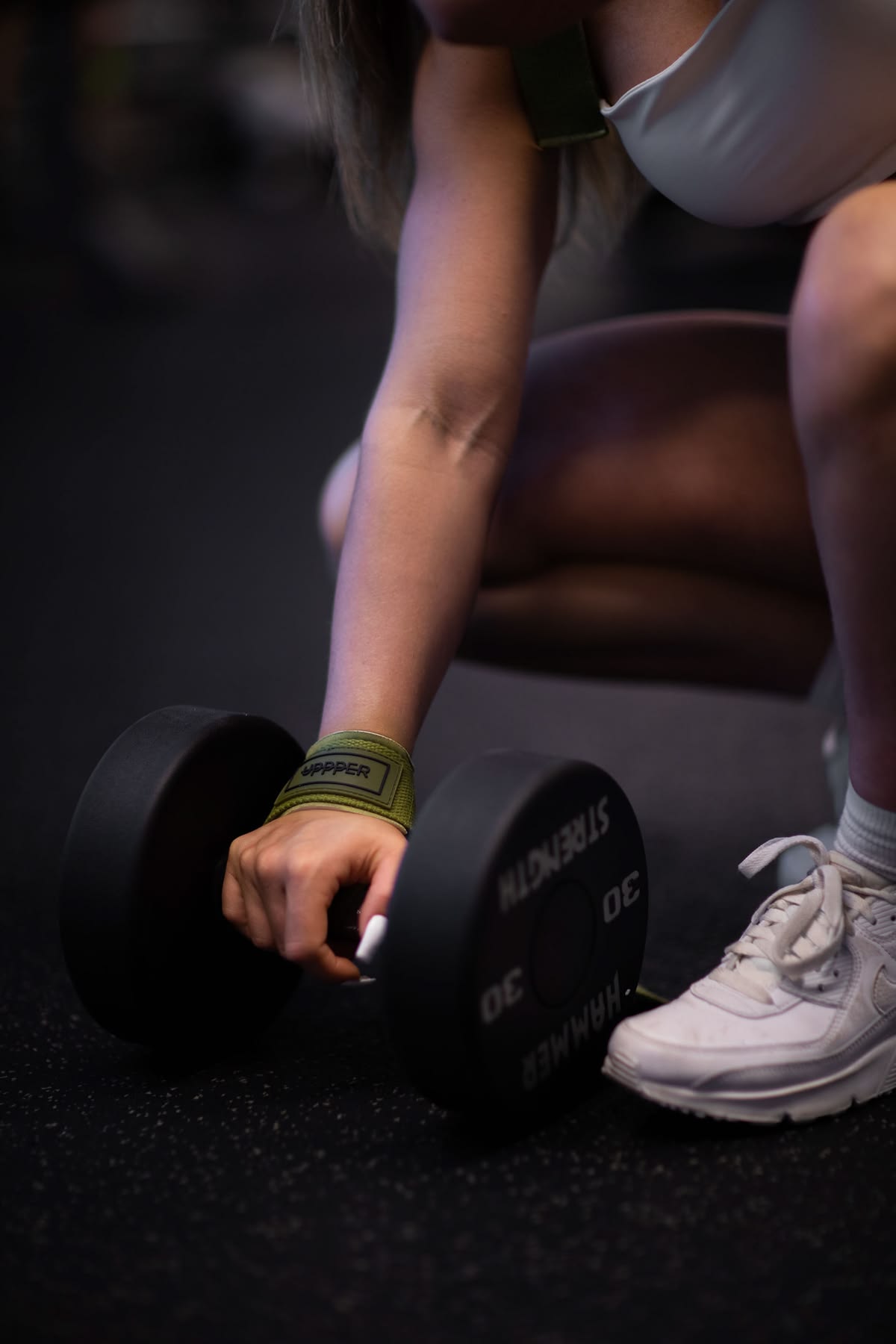 Mujer sujetando una mancuerna durante un entrenamiento de fuerza